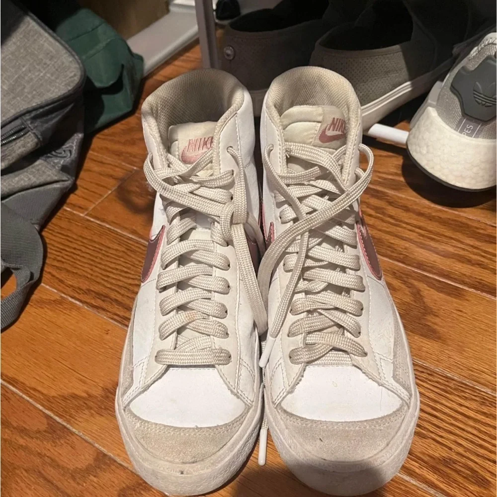 Nike Blazer Kids Sneakers in White and Pink